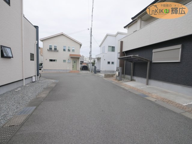 明石市二見町東二見　中古戸建の前面道路含む現地写真