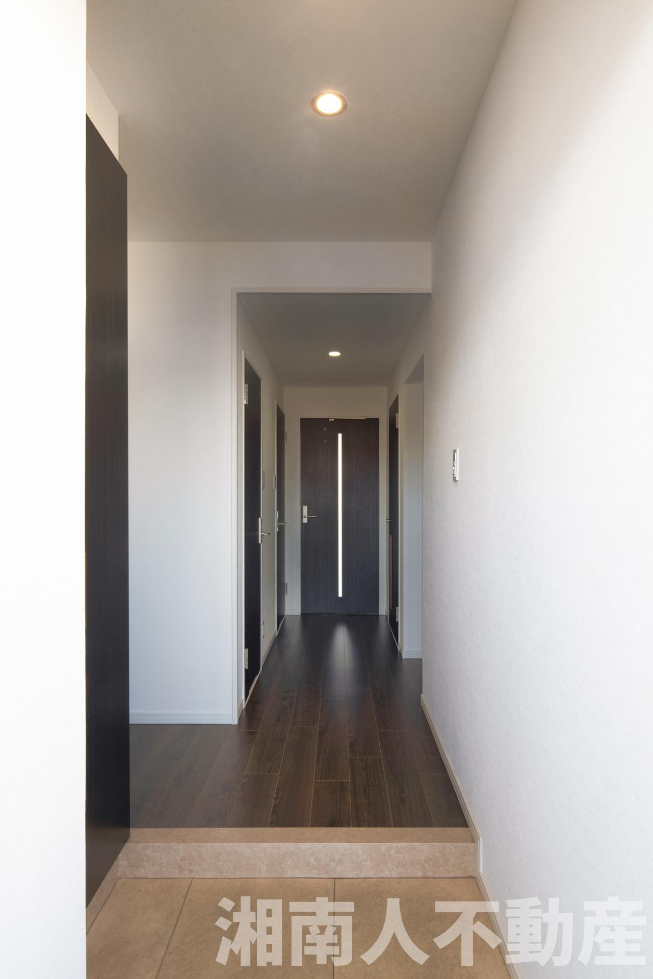 JR東海道線　【辻堂駅】　好アクセス13分‼　ライフコア茅ヶ崎の玄関|内装・水回りリフォーム済み