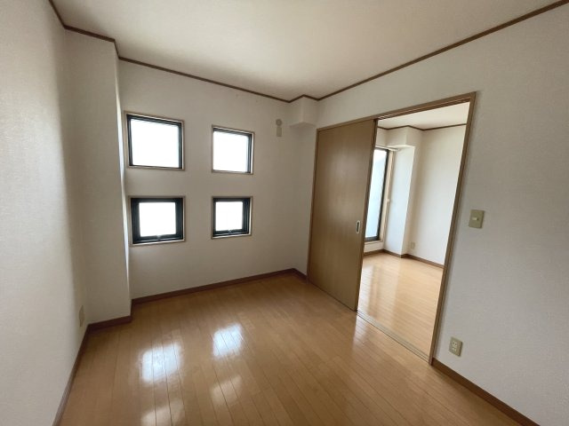 個人の部屋や寝室として使える洋室です