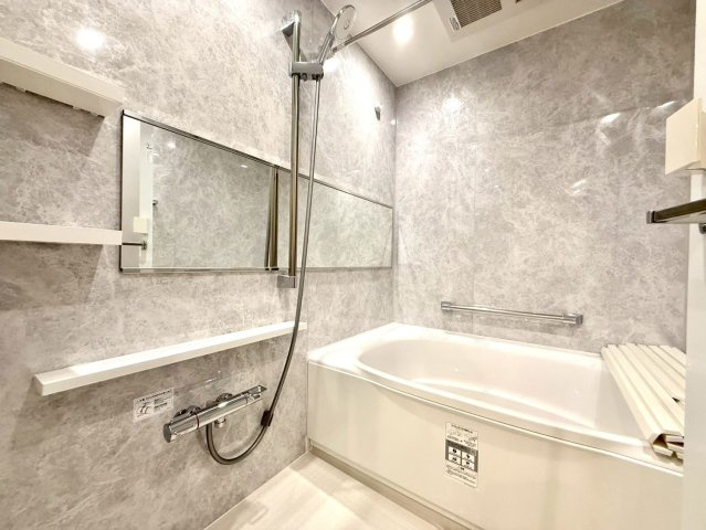 ディアコート横浜関内の浴室|石目調パネルがホテルライクな雰囲気を醸し出す浴室。浴室乾燥機や追焚機能も備え、上質な寛ぎの時間を提供。