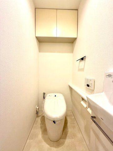 ディアコート横浜関内のトイレ|清潔感あふれるホワイト基調のトイレ。手洗いカウンターや収納も整い、快適で機能的な空間が広がります。