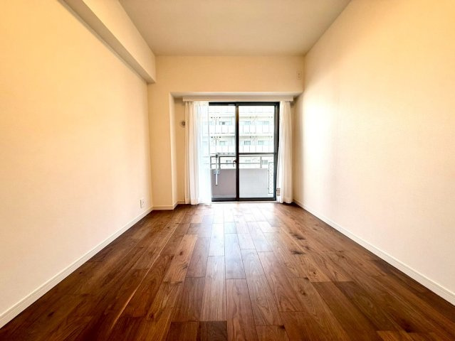 ディアコート横浜関内の洋室|窓から柔らかな光が注ぐ洋室。心地よい開放感と落ち着きを兼ね備えた、上品なプライベートルーム。