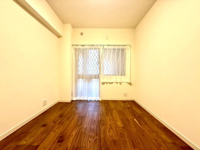 ディアコート横浜関内の洋室|採光窓から優しい光が差し込む洋室。落ち着いた色合いの床と相まって、心安らぐひとときを演出します。