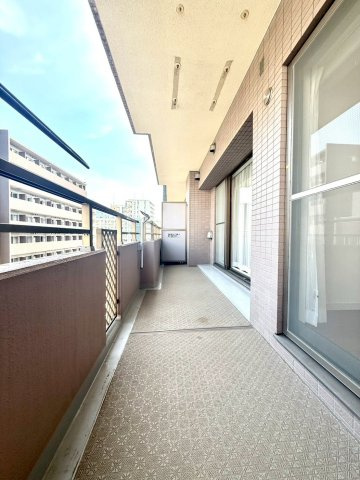 ディアコート横浜関内のバルコニー|奥行きのあるワイドバルコニー。光と風を心地よく取り込み、日々の暮らしに上質な寛ぎを添えます。