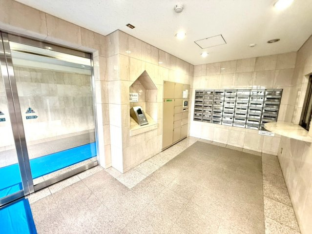 ディアコート横浜関内のその他共用部分|宅配ボックスや集合ポストを備えたエントランス。清潔感漂う空間が、日常をスマートにサポートします。