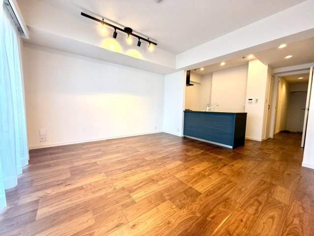 ディアコート横浜関内の居間・リビング|開放的なリビングに対面キッチンを配し、家族の会話が自然と広がる設計。洗練された照明が空間を彩ります。