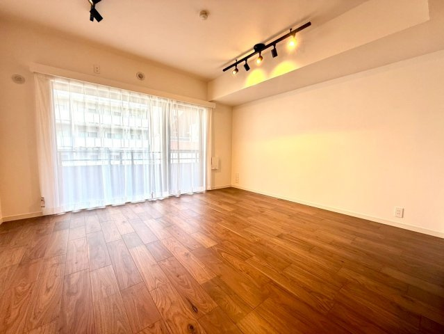 ディアコート横浜関内の居間・リビング|南向きの採光が室内を明るく包み込むリビング。シンプルで上質な内装は家具映えし、自由な暮らしを叶えます。