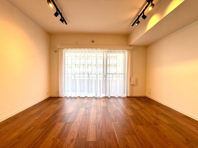 ディアコート横浜関内の居間・リビング|大きな窓から光が降り注ぐ明るいリビング。木目の床材と白壁が調和し、落ち着きと開放感を兼ね備えています。