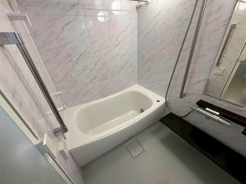 ローレルコート加古川ザ・レジデンスの浴室|【浴室】
動作をサポートする手すり付きの浴室です。浴室乾燥機付きで、雨の日や深夜の洗濯も気軽に行えます。シャワーはスライドバー付きです。