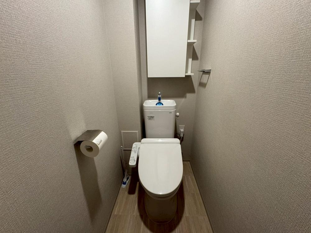 ローレルコート加古川ザ・レジデンスのトイレ|【トイレ】
手洗い器一体型のトイレは、温水洗浄便座付きです。吊戸棚があり、トイレットペーパーや掃除用具などのストックが可能です。