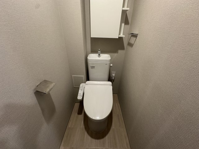 ローレルコート加古川ザ・レジデンスのトイレ|【トイレ】
手洗い器一体型のトイレは、温水洗浄便座付きです。吊戸棚があり、トイレットペーパーや掃除用具などのストックが可能です。