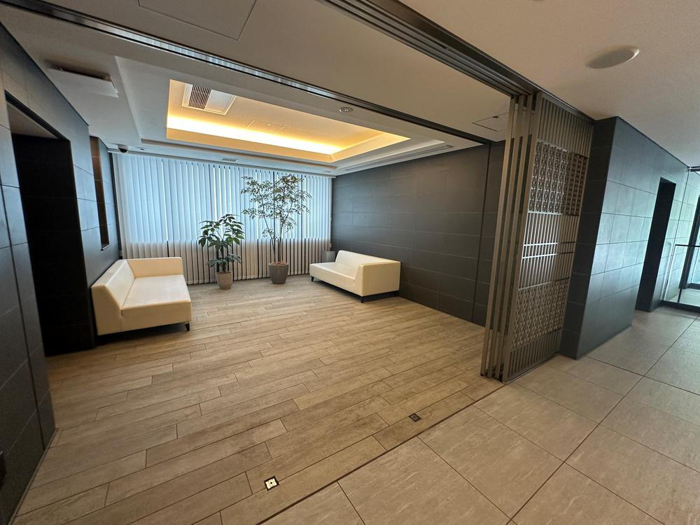 ローレルコート加古川ザ・レジデンスのロビー|【ロビー/共用部】
住民以外の人が侵入しにくいオートロックシステムが採用されています。管理形態は日勤です。不明点があれば、お気軽にお問い合わせください。