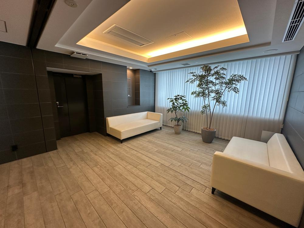 ローレルコート加古川ザ・レジデンスのロビー|【ロビー/共用部】
イスとテーブルが置いてあり、待ち合わせなどに便利なエントランスラウンジ。海外ホテルのようにおしゃれな空間です。