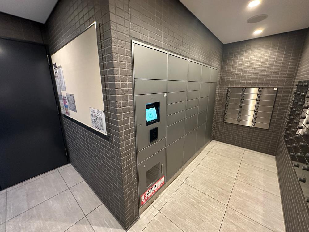 ローレルコート加古川ザ・レジデンスのその他共用部分|【宅配ボックス/共用部】
エントランスに宅配ボックスが設置されていますので、不在時やお子様だけでのお留守番時の荷物受け取りに便利です。