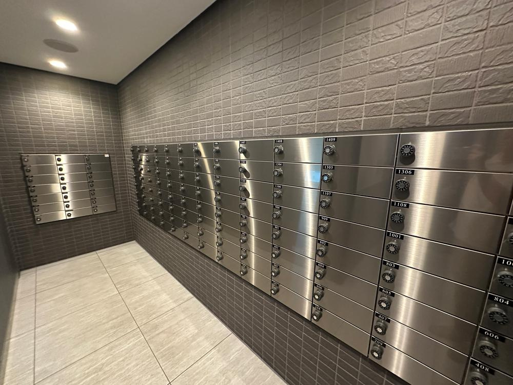 ローレルコート加古川ザ・レジデンスの設備|【集合ポスト/共用部】
エントランスにポストが設置されているため、住民以外が部屋に近づかず、防犯対策に有効です。雨にぬれずに郵便物を取りに行けます。