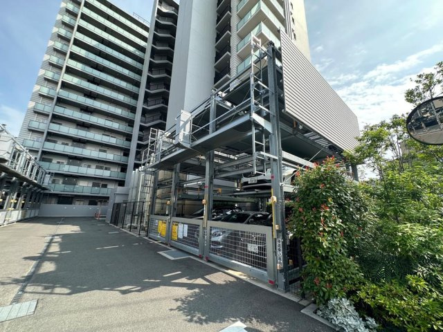 ローレルコート加古川ザ・レジデンスの駐車場|【駐車場/共用部】
敷地内に駐車場が設けられています。利用料金、空き状況などは変動します。随時お問い合わせください。※現況は空無。