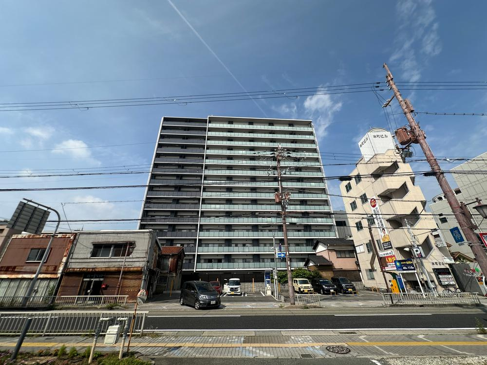 ローレルコート加古川ザ・レジデンスの外観|【ローレルコート加古川ザ・レジデンス】
鉄筋コンクリート造14階建ての13階に位置している3LDK。陽当り良好な南西向きです。JR山陽本線「加古川」駅まで徒歩6分の立地です。