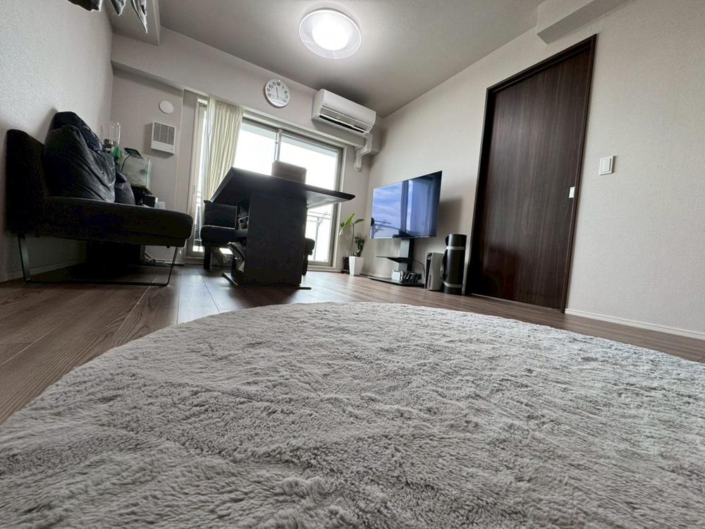 ローレルコート加古川ザ・レジデンスの居間・リビング|【LDK】
南西バルコニーの窓から光が差し込むLDK。LDには床暖房が設置されています。空気を汚すことなく、足元からお部屋全体を暖めることができます。