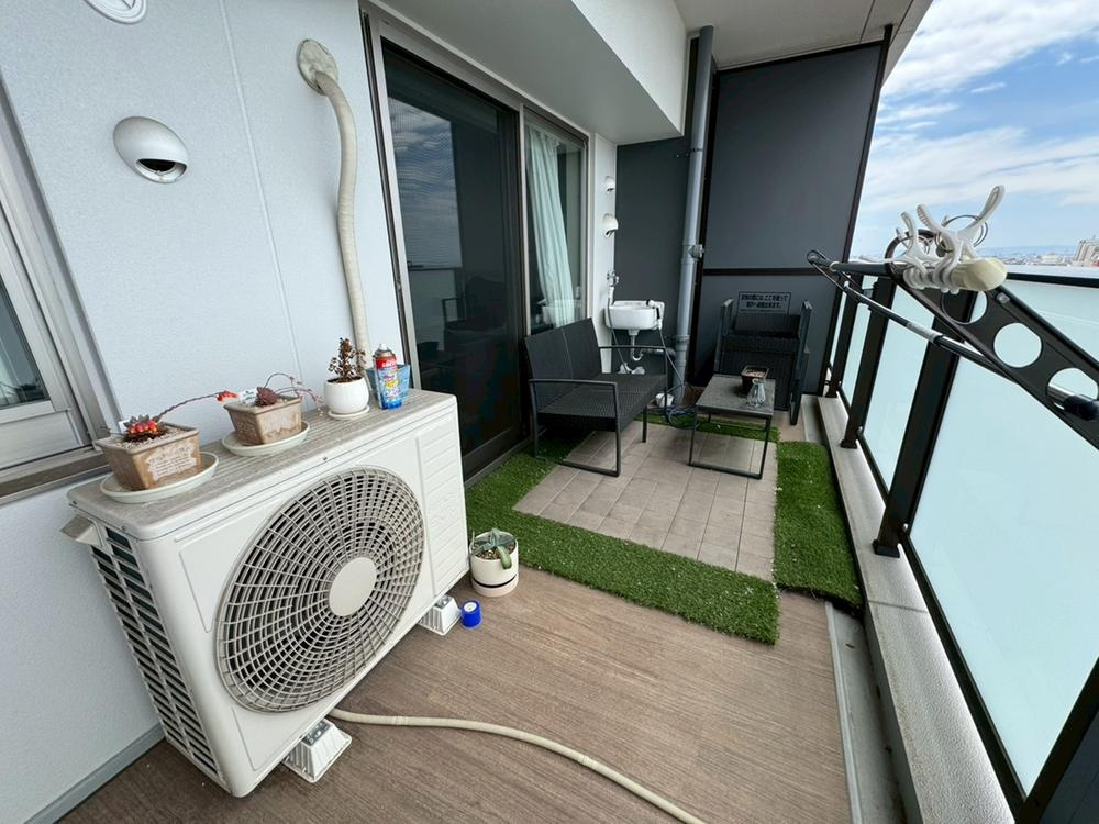 ローレルコート加古川ザ・レジデンスのバルコニー|【LDK】
南西バルコニーの窓から光が差し込むLDK。LDには床暖房が設置されています。空気を汚すことなく、足元からお部屋全体を暖めることができます。