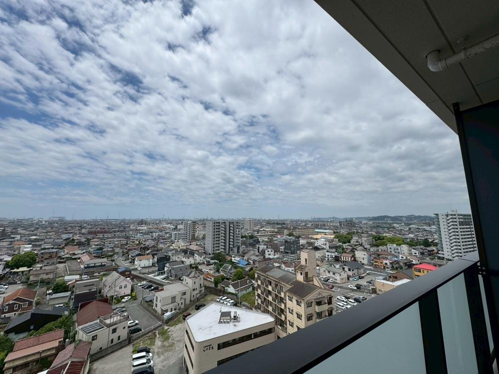 ローレルコート加古川ザ・レジデンスの展望|【バルコニーからの眺望写真】
13階部分につき、眺望・通風ともに良好です。屋外の空気を吸ってリフレッシュすることができます。