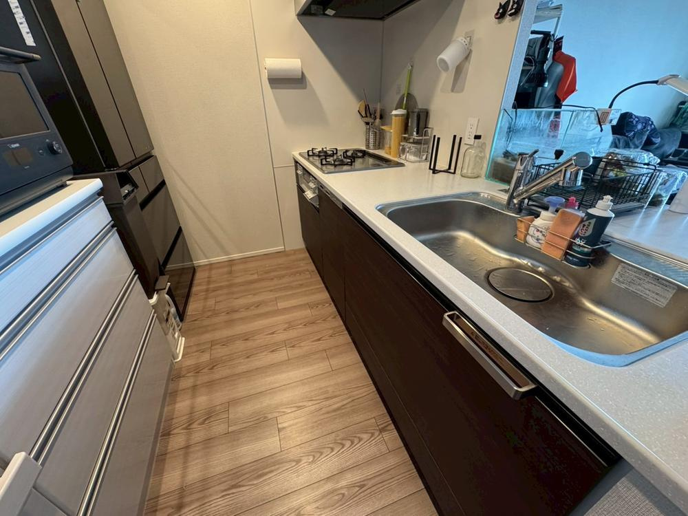 ローレルコート加古川ザ・レジデンスのキッチン|【キッチン】
料理中も家族とのコミュニケーションがとれるフラット対面キッチン。天板は、調理中の食材置き場として使うこともでき、完成した料理の配膳にも便利です。