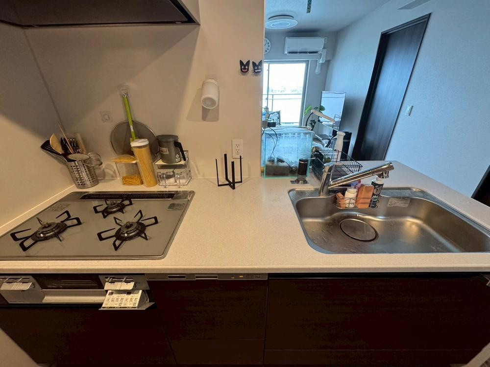 ローレルコート加古川ザ・レジデンスのキッチン|【キッチン】
3口ガスコンロが備え付けられているため、複数品を同時に調理可能。効率的な調理で、家事の時短に繋がります。下部には収納が備わっています。