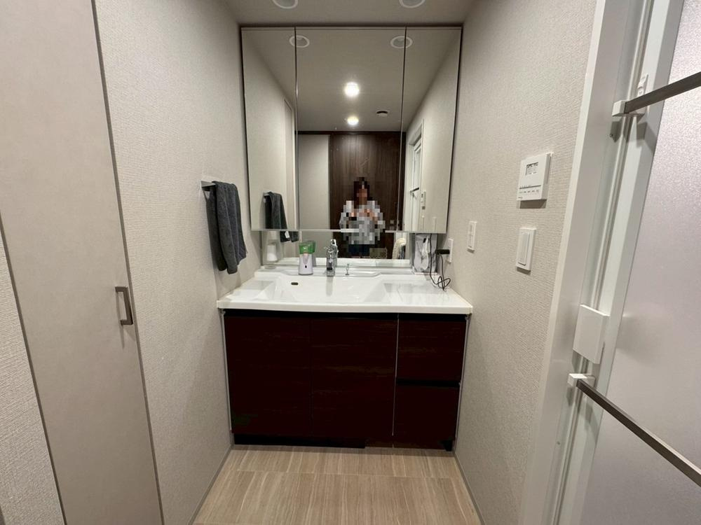 ローレルコート加古川ザ・レジデンスの独立洗面台|【洗面台・洗面所】
身支度がしやすく、収納力のある三面鏡付き洗面化粧台が備わっています。ボウルとカウンターは、継ぎ目のない一体型です。