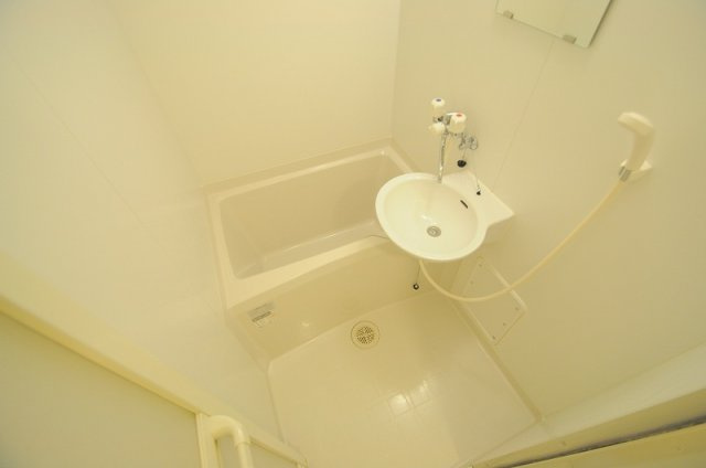 レオパレスＯｂｕＲｙｕｓｅｉの浴室|コンパクトで使いやすいお風呂です