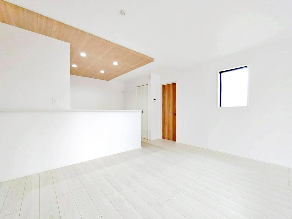 【GRAFARE　ZEH水準仕様】東久留米市八幡町３期の居間・リビング|ナチュラルな色を基調とした落ち着きのあるリビングダイニングは、リラックスできる癒し空間です。