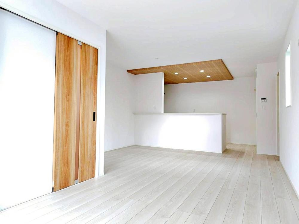 【GRAFARE　ZEH水準仕様】東久留米市八幡町３期の居間・リビング|ご家族と会話が弾む対面式キッチンを採用♪