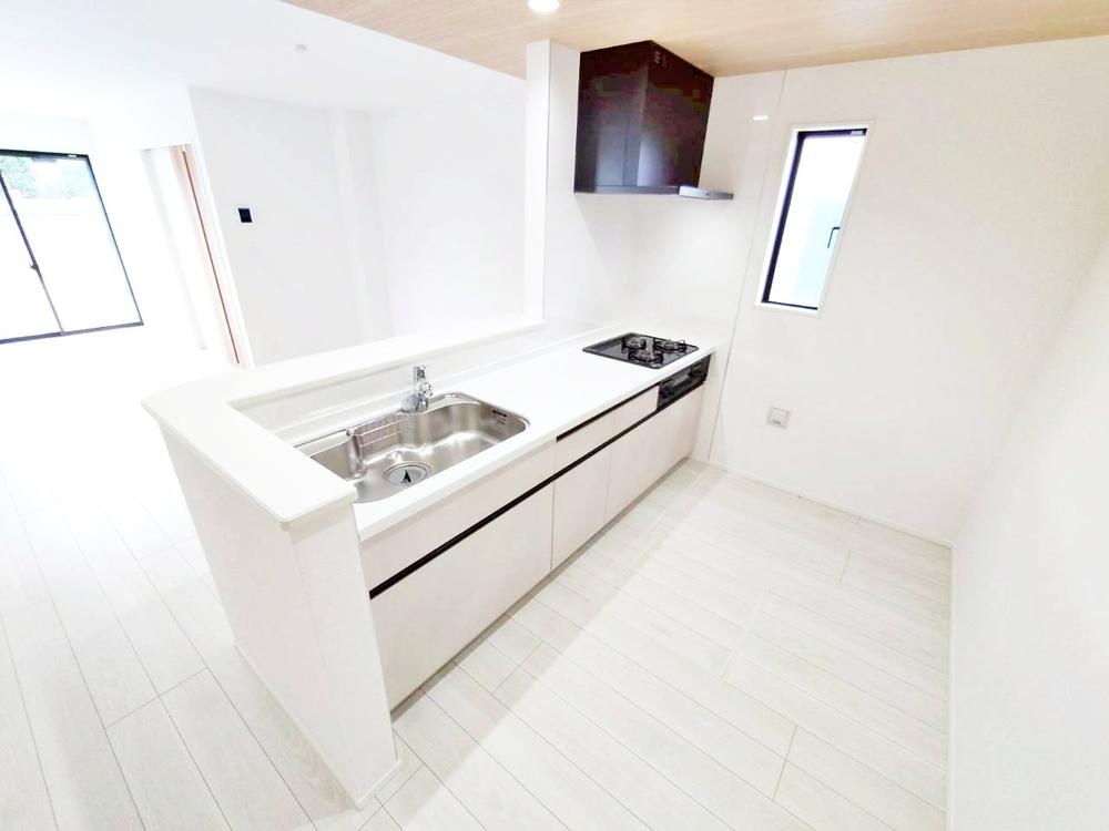 【GRAFARE　ZEH水準仕様】東久留米市八幡町３期のキッチン|キッチン横には食材をたっぷり収納・ストックできる大型パントリースペース。