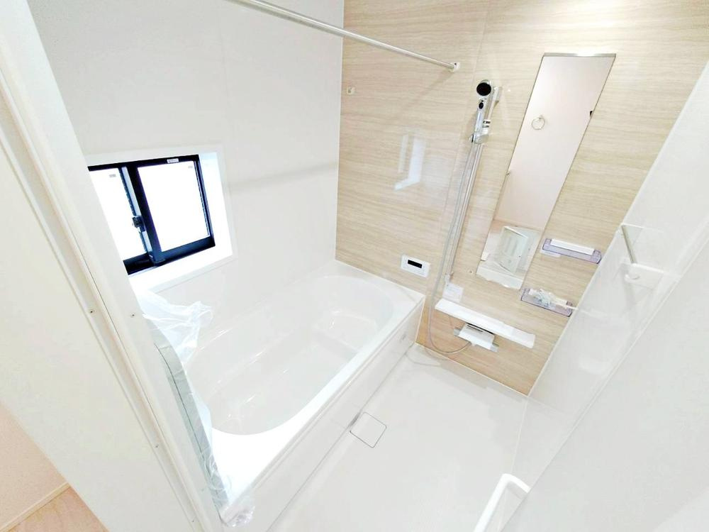 【GRAFARE　ZEH水準仕様】東久留米市八幡町３期の浴室|浴室は湿気がたまりやすく、換気扇だけではどうしてもカビが出やすいです。窓があるだけでお風呂のカビお掃除がラクラク。