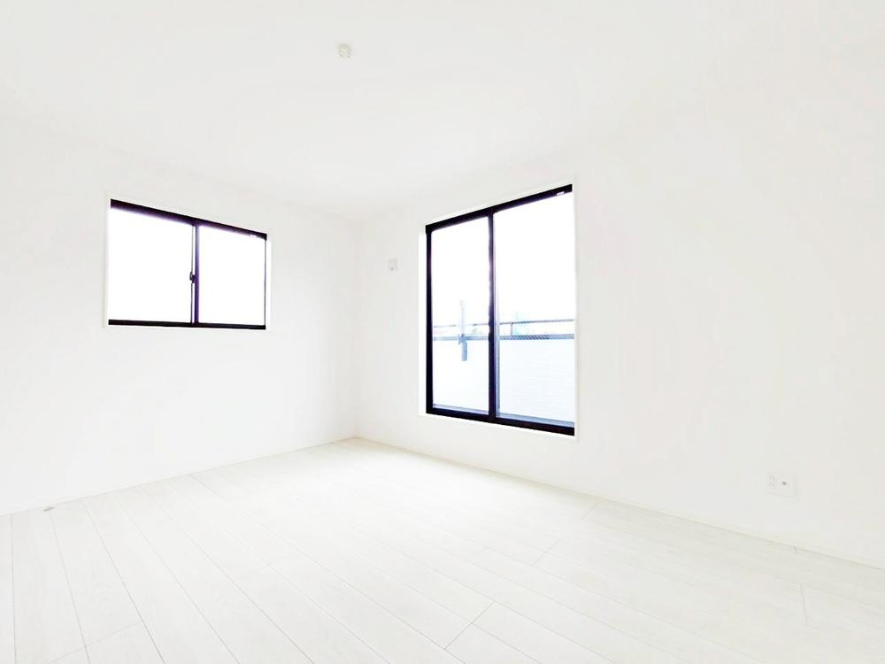 【GRAFARE　ZEH水準仕様】東久留米市八幡町３期の洋室|ウォークインクローゼットのある住まいで収納上手な生活を実現！衣類だけでなく、箱物や思い出の品もたっぷり収納できますので、整理整頓おしまい頂けたら居室空間をより広々とお使いいただけます！