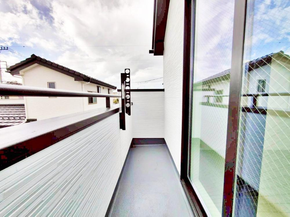 【GRAFARE　ZEH水準仕様】東久留米市八幡町３期のバルコニー|日当たりのよい広さのあるバルコニー。一度にたくさんの洗濯物を干すことができます。