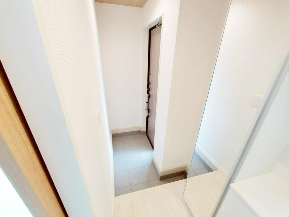 【GRAFARE　ZEH水準仕様】東久留米市八幡町３期の玄関|姿見のついたシューズボックスです。お出かけ前の身だしなみチェックもバッチリですね♪