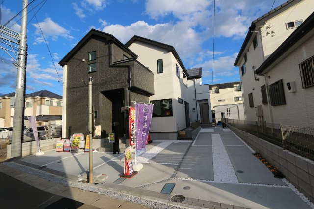 【GRAFARE　ZEH水準仕様】東久留米市八幡町３期の外観|カースペースは2台分確保。急な来客にも対応できます。普段は自転車やバイクなどの置き場として大活躍。自転車を車にぶつけないよう気を遣って停める必要はありません。