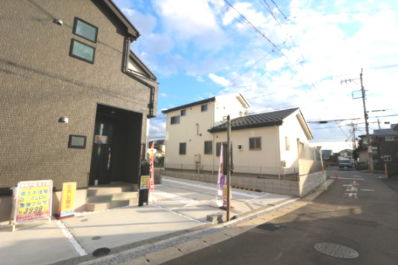 【GRAFARE　ZEH水準仕様】東久留米市八幡町３期の外観|ご家族と会話が弾む対面式キッチンを採用♪キッチン横には食材をたっぷり収納・ストックできる大型パントリースペース。