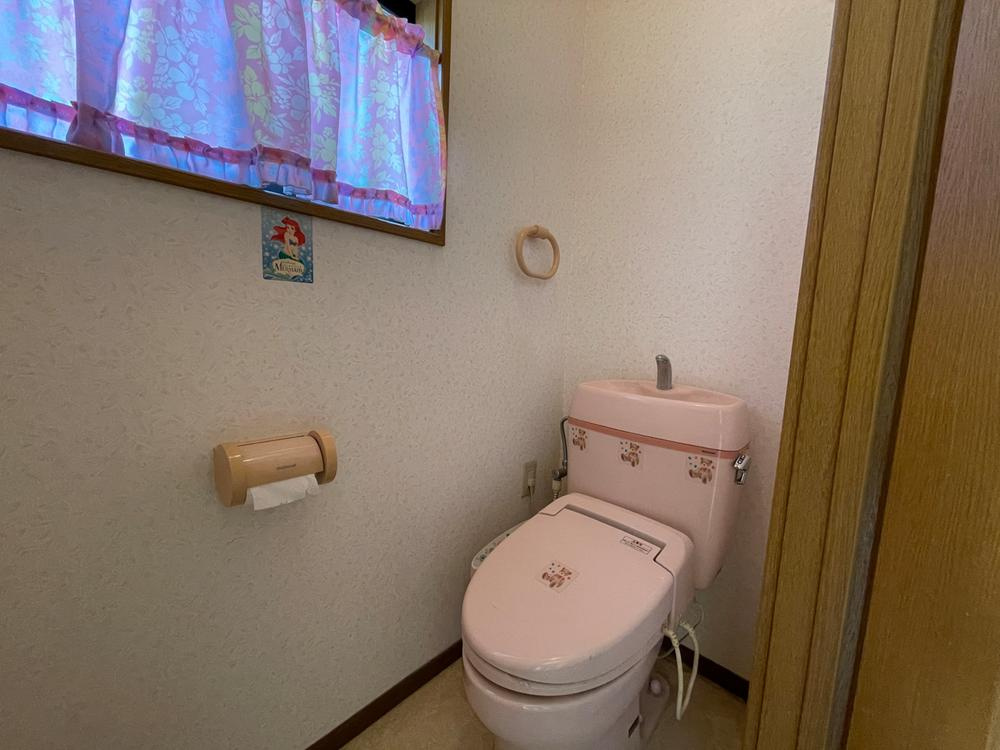 明石市魚住町長坂寺戸建のトイレ|【1階トイレ】
トイレは各階にあり、来客時も使い分けが可能。夜間の利用もスムーズで、暮らしやすさに配慮されています。