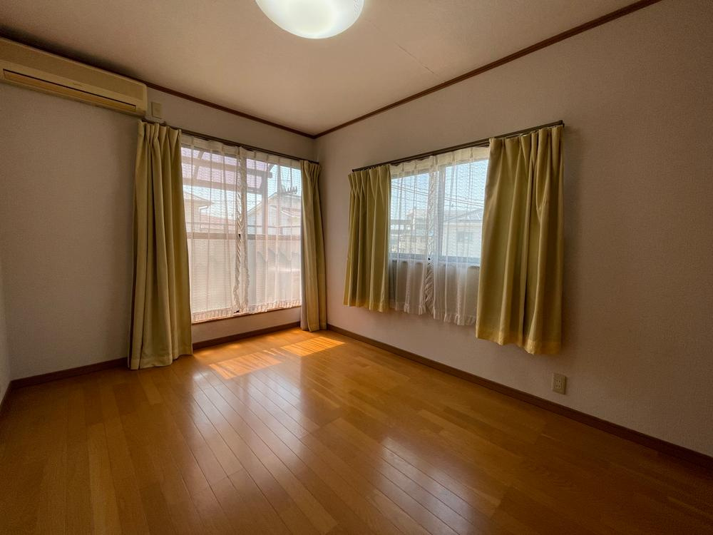 明石市魚住町長坂寺戸建の洋室|【西側洋室/約6.0帖】
南向きのバルコニーに面した洋室です。子ども部屋や書斎、趣味の部屋など、ライフスタイルや家族構成に合わせて多用途に活用いただけます。