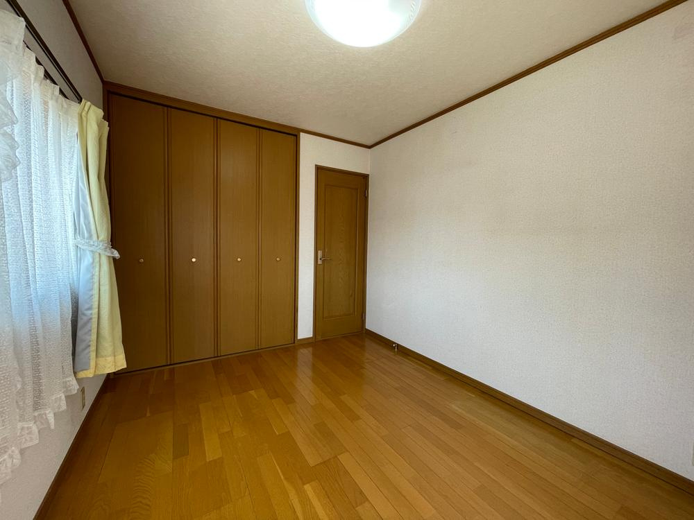 明石市魚住町長坂寺戸建の洋室|【西側洋室/約6.0帖】
身の回りの物を収納できるクローゼット付きです。収納家具を最低限に、住空間を広々と使うことができます。