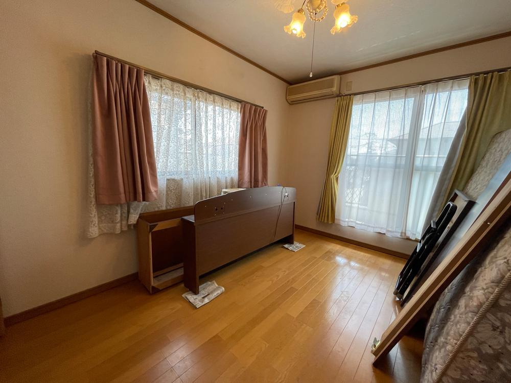 明石市魚住町長坂寺戸建の洋室|【東側洋室/約6.0帖】
様々なインテリアと相性の良いシンプルな内装デザイン。凹凸が少ないため、家具のレイアウトがしやすく、コーディネートの幅も広がりそうです。