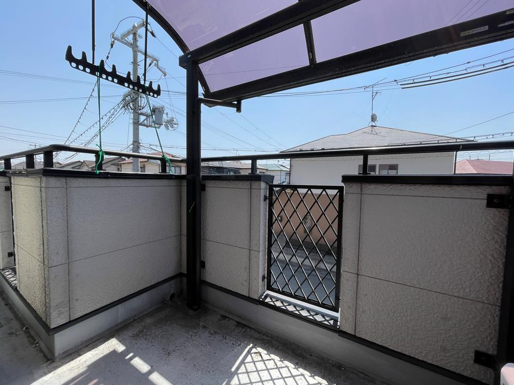 明石市魚住町長坂寺戸建のバルコニー|【バルコニー】
急な雨にも対応しやすい、屋根付きのバルコニー。採光条件の良い南向きに設置されています。2025年1月に屋根補修が実施されています。
