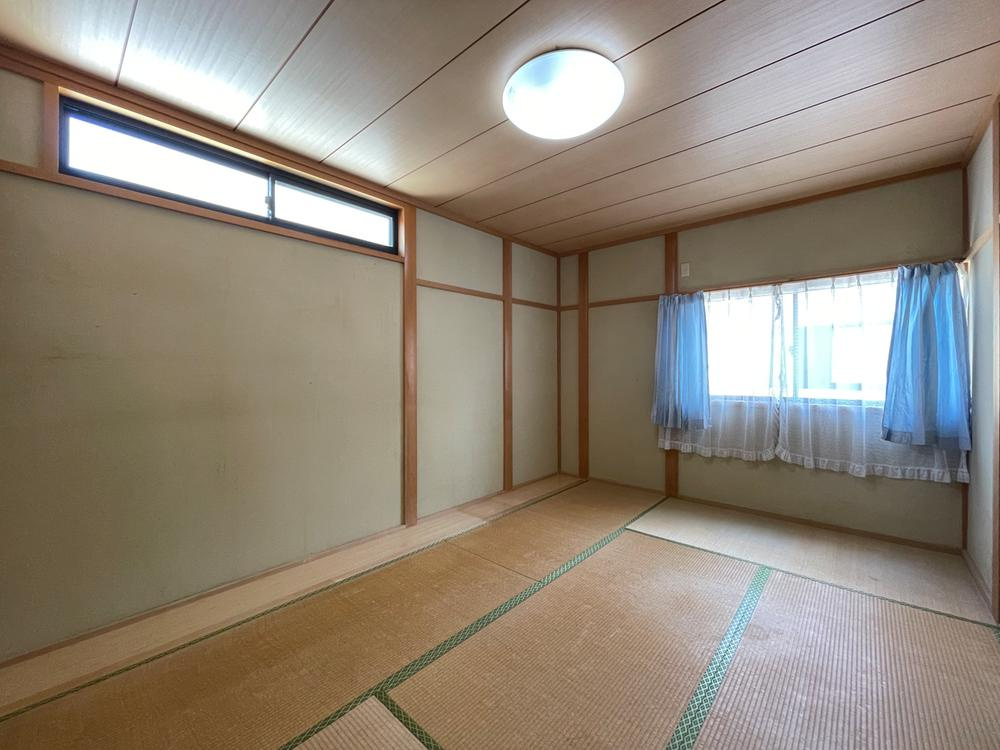 明石市魚住町長坂寺戸建の和室|【2階和室/約6.0帖】
2階に配置された独立性の高い和室は、寝室としてもおすすめ♪北側の窓は高窓になっているため、採光を採り入れつつ壁面には家具を壁付けで配置しやすいです。