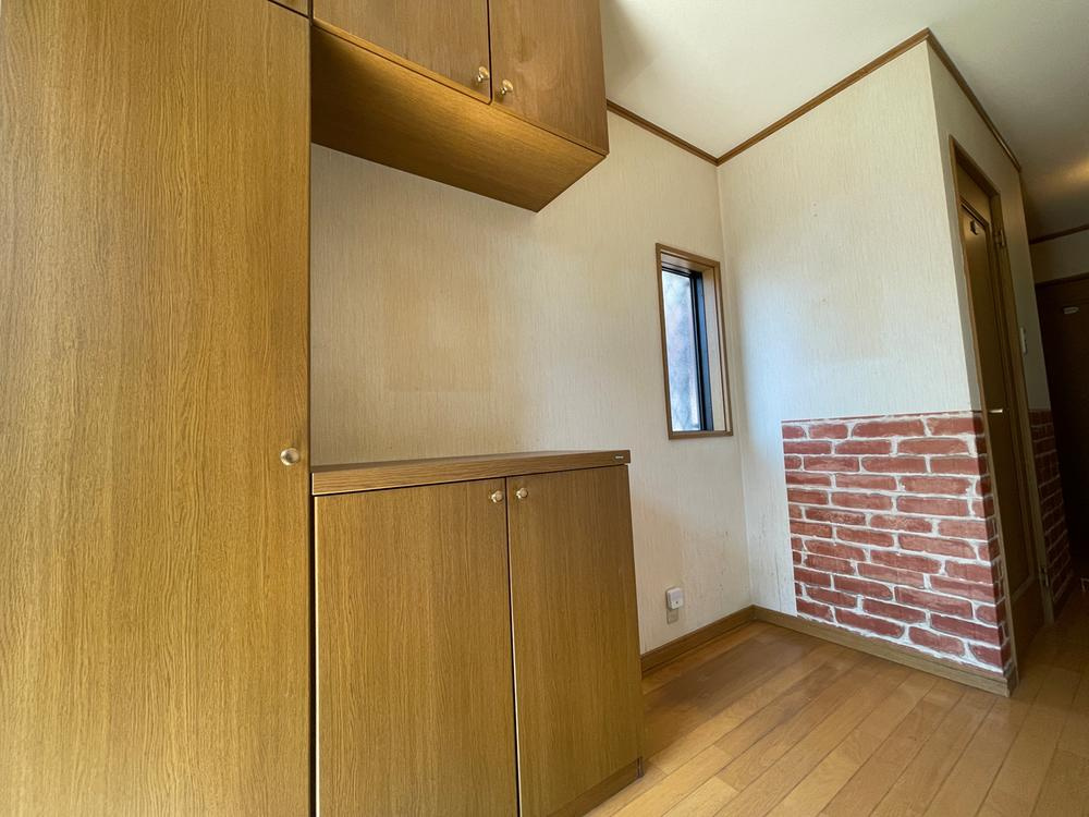 明石市魚住町長坂寺戸建の収納|【シューズボックス】
シューズボックスが備わっており、散らかりがちな玄関をすっきりと片付けることができます。カウンター部分には、お花や写真を飾るなど、お好みに応じて利用可能です。