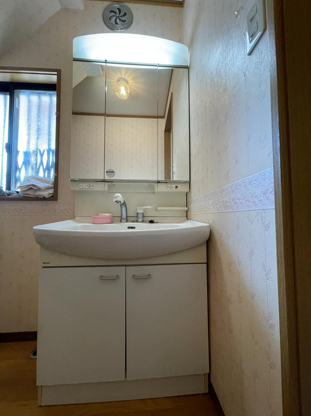 明石市魚住町長坂寺戸建の独立洗面台|【洗面化粧台】
洗面ボウルが大きく、洗顔や洗髪がしやすい洗面化粧台です。つなぎ目がないボウル一体型のため、お手入れもしやすい仕様です。