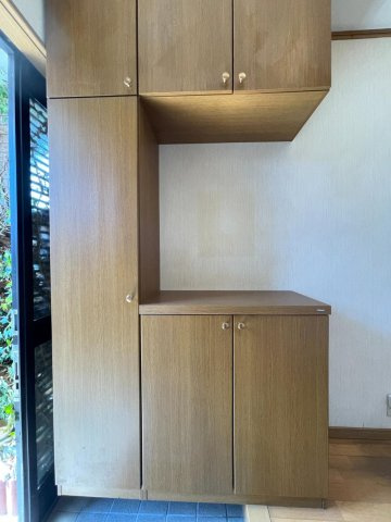 明石市魚住町長坂寺戸建の収納|【シューズボックス】
収納力のあるコの字型のシューズボックス。高さのある靴や雨具なども収納でき、玄関周りをすっきり保つことができそうです。土間部分のお手入れがしやすいフロートタイプが採用されています。