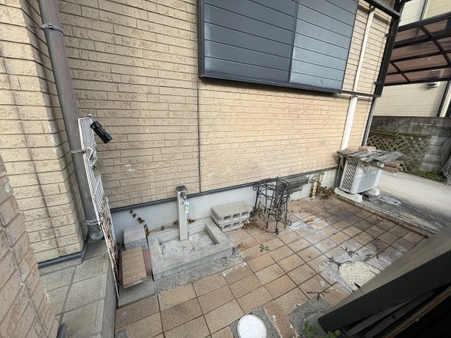 明石市魚住町長坂寺戸建の玄関|【立水栓】
玄関周りには水栓も設置されています。掃除や水やりの際にスムーズに水を調達でき、便利です。汚れの気になるアウトドア用品やスポーツ用品のお手入れも気軽に行えます。