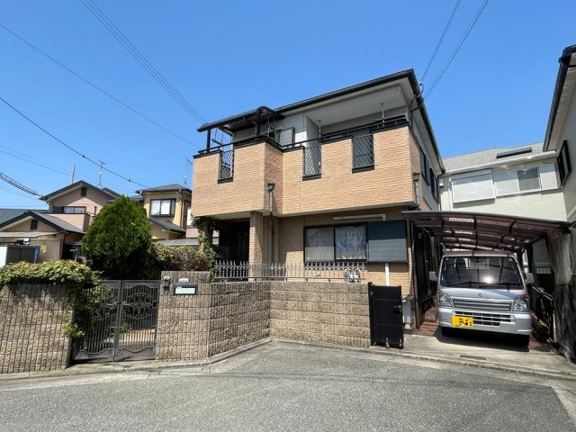 明石市魚住町長坂寺戸建の外観|【明石市魚住町長坂寺戸建】
開発団地内の閑静な住宅街。木造2階建て「4LDK」の住まいです♪普通車2台分のカースペース付き(車種による)で、豊かなカーライフも満喫できます◎