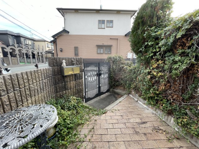明石市魚住町長坂寺戸建の玄関|【玄関】
玄関アプローチは広々としており、コンパクトなテーブルを置くゆとりもあります。門扉が設置されており、防犯性にも配慮された設計です。