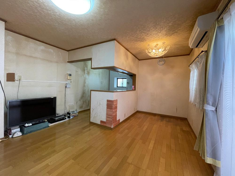 明石市魚住町長坂寺戸建の居間・リビング|【LDK/約15.0帖】
調理中もご家族とコミュニケーションが取りやすい対面式キッチンが採用されています。キッチンカウンター前にダイニングテーブルを設置すると、配膳や片付けがスムーズに♪